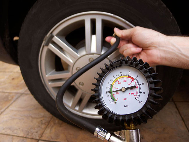 đo áp suất lốp xe ô tô