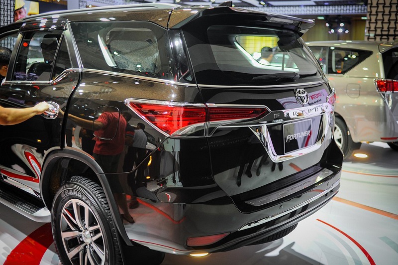 phan-duoi-xe-Toyota-Fortuner-2017